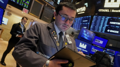 S&P 500 gains even as Dow drops on healthcare and chip sector woes