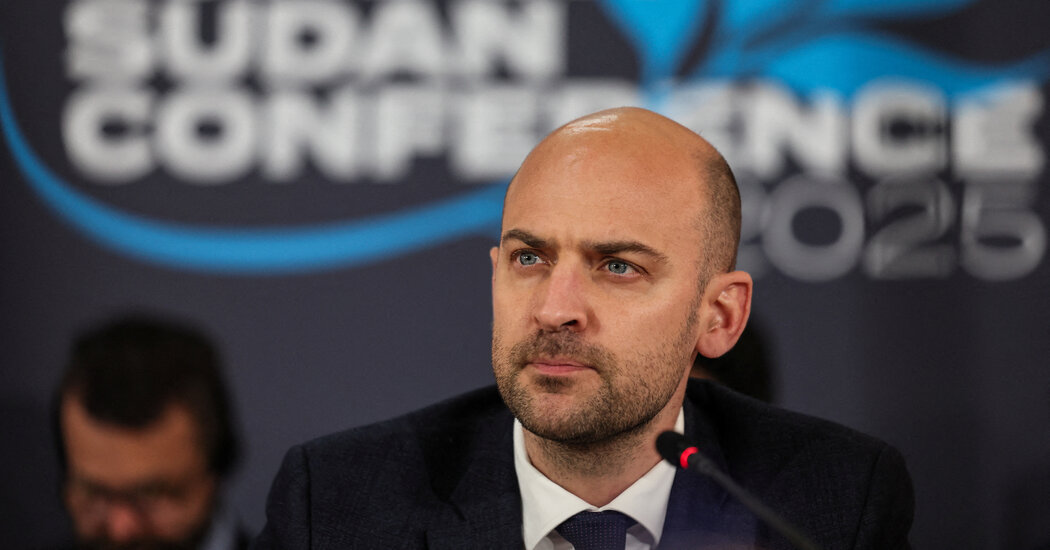 Algeria Expels 12 French Officials