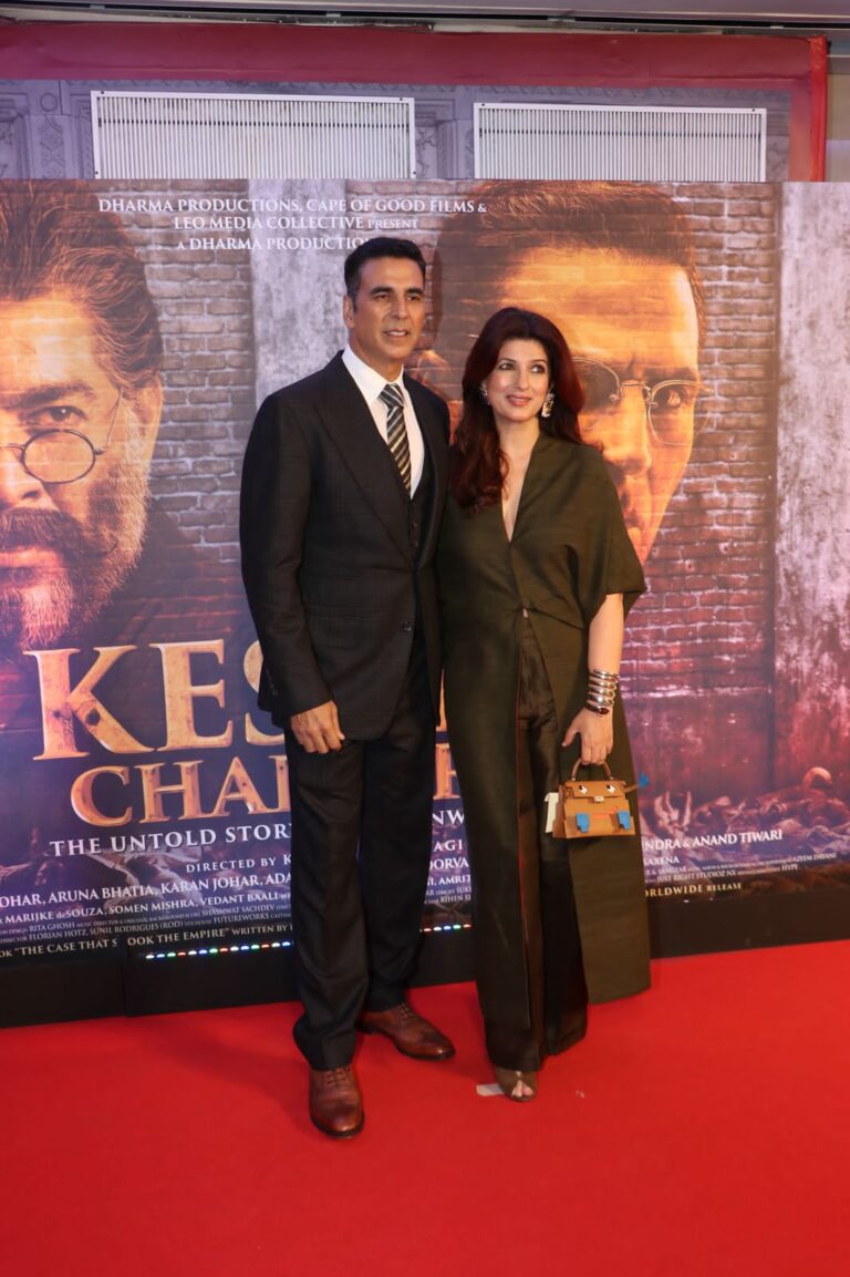 Akshay Kumar And Twinkle Khanna Walk Hand-In-Hand