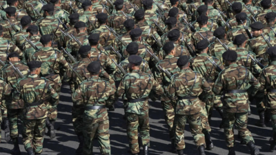 Iran stages nationwide Army Day parades