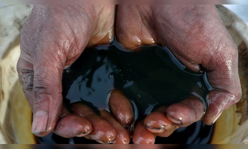 Oil rises a second day after US cracks down on Iranian supply