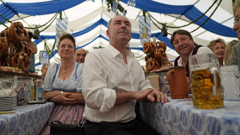 Governor: Bavaria’s governor leaves his deputy in office despite a furor over antisemitism allegations