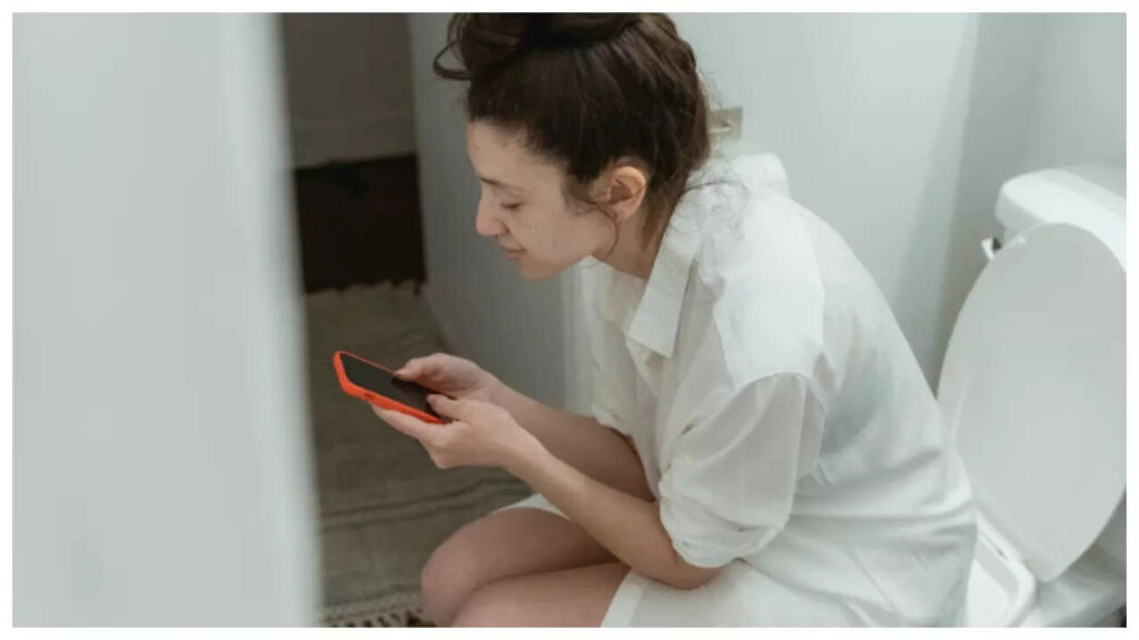 5 reasons you should not take your phone to the loo