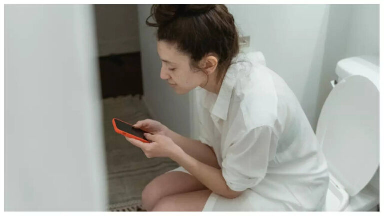 5 reasons you should not take your phone to the loo