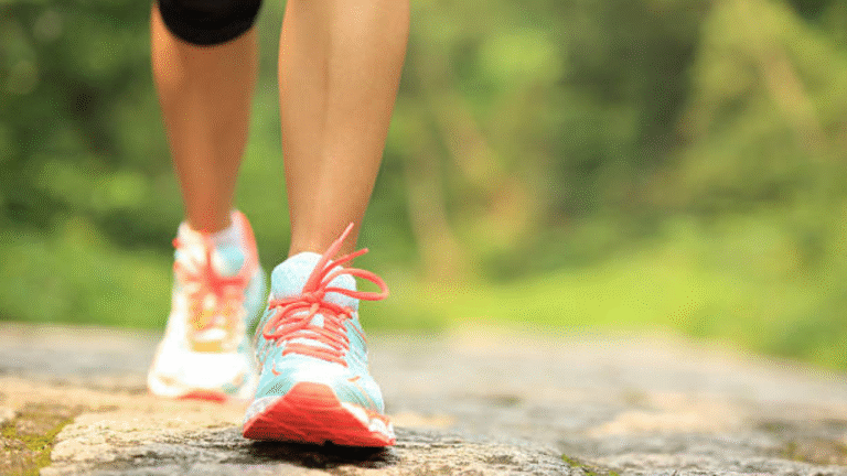 5 reasons why walking is a better option than jogging or running (and for whom)