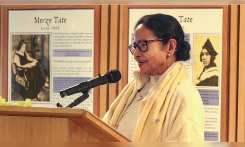 Mamata Banerjee’s maiden speech at Oxford University marred with ‘go back’ slogans