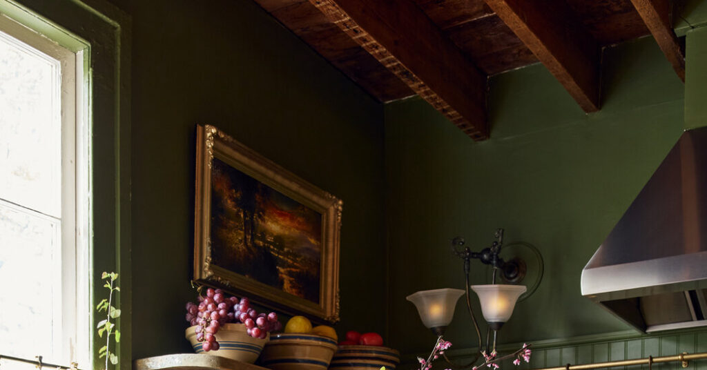 A ‘Romantic Idealist’ Renovates a Derelict House on an Artist’s Budget