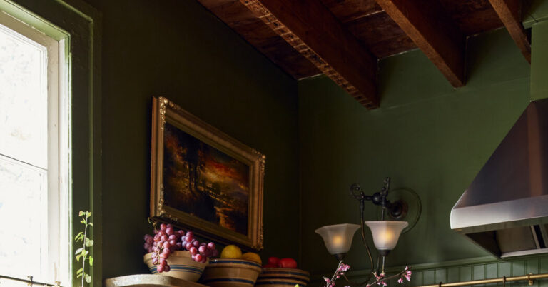 A ‘Romantic Idealist’ Renovates a Derelict House on an Artist’s Budget