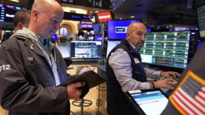 Wall Street slips as oil falls, Dow drops 100+ points, S&P 500 nears end of 9-day winning streak