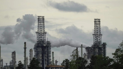 As oil prices fall can Gulf big spenders keep Trump pledges?