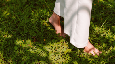 Walking barefoot on grass for 10 minutes: 5 benefits doctors are now talking about
