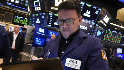 US markets edge higher ahead with mixed sentiment amid economic concerns