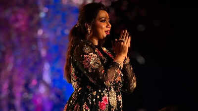 Shreya Ghoshal pays emotional tribute to Indian Armed Forces during Mumbai concert: ‘Maa Tujhe Salaam is my way of touching their feet’ | Hindi Movie News
