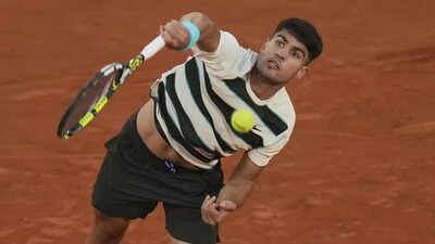 French Open 2025: Carlos Alcaraz fights into last-16 as Iga Swiatek, Aryna Sabalenka progress | Tennis News