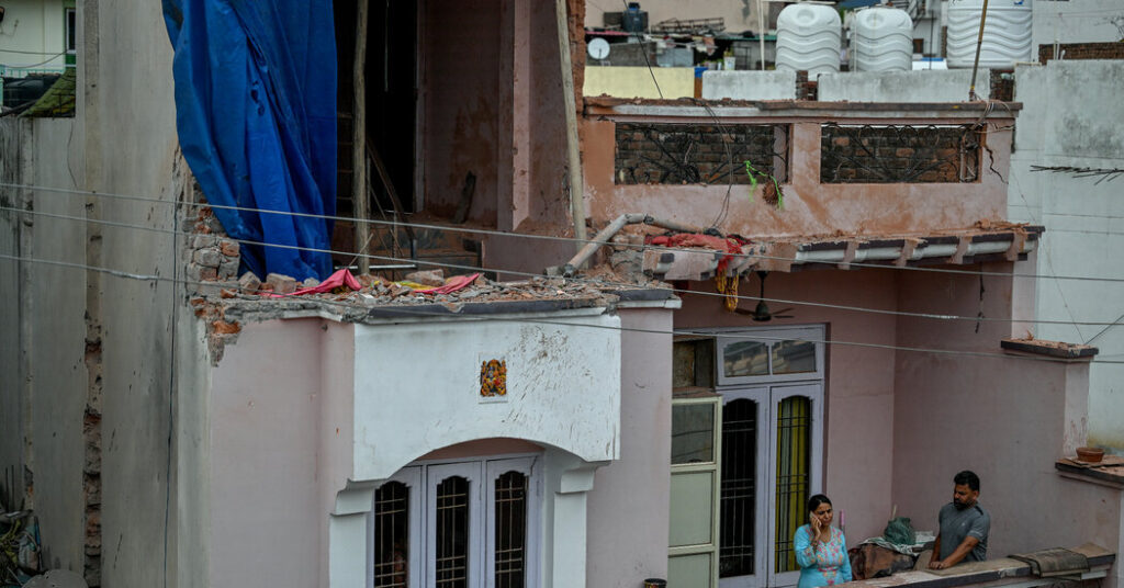 In India and Pakistan, Signs of Normalcy After Weekend Cease-Fire