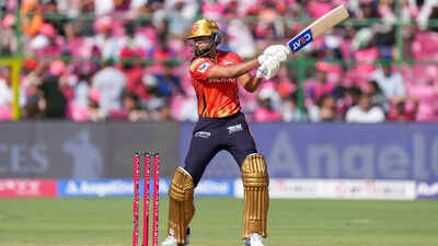 Shreyas Iyer fights through finger Injury, scores gritty 30 against Rajasthan Royals | Cricket News