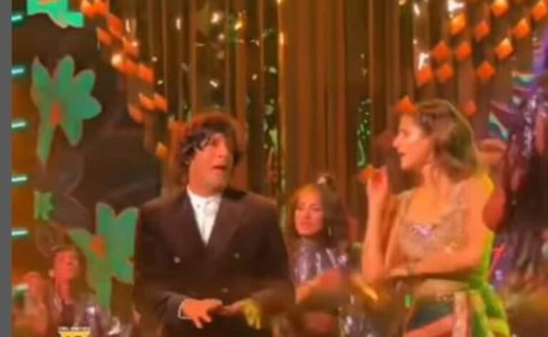 Ananya Panday Dances With Father Chunky Panday To Main Tera Tota At An Award Show