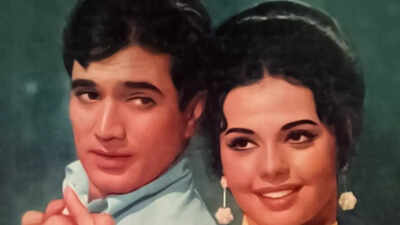 When Rajesh Khanna took 40 minutes to reach on stage with Mumtaz due to crowds; coins were thrown, revealed his co-star Asrani