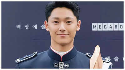 Lee Do Hyun Discharged from military duty after 21 month service; gets a warm welcome from fans- Pics Inside |