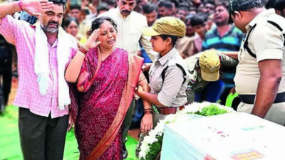 Thousands line up to pay tribute at farewell for Andhra soldier | India News
