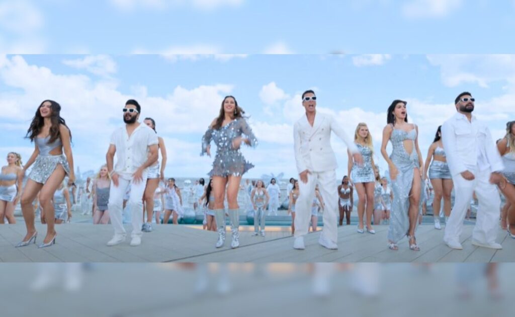 Akshay Kumar And The Gang’s Invite To Pool Party