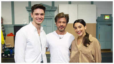 Shah Rukh Khan visits Aditya Chopra’s ‘Come Fall In Love – The DDLJ Musical’ rehearsals in London |