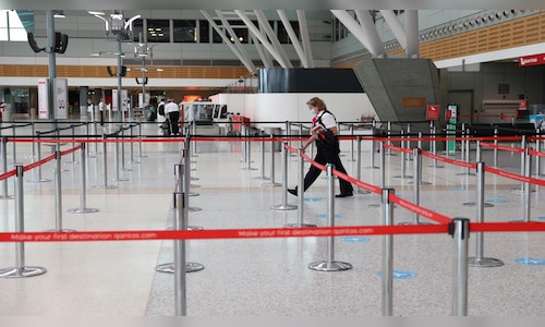 Expedia cuts full-year outlook as US travel demand falters