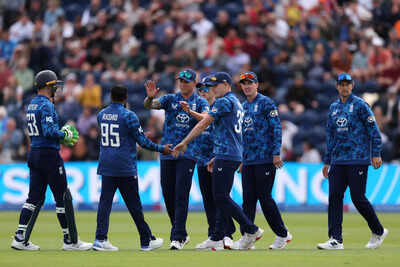 WATCH: Delayed by London traffic, England cricket team reach Oval on cycles! | Cricket News