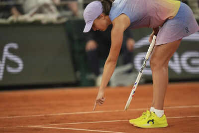 French Open: Iga Swiatek slams chair umpire after defeat to Aryna Sabalenka, says ‘I want him to come down, but he didn’t’ | Tennis News