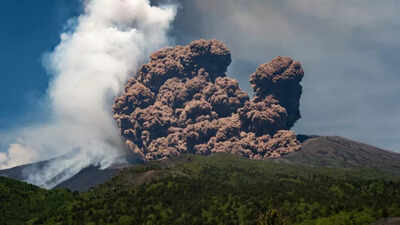 Mount Etna erupts mid-tourist season! Are flights safe for Italy? Can you claim compensation for cancelled flights? |
