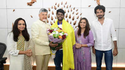 AIR 10 achiever Vadlamudi Lokesh honoured by AP CM for JEE Advanced success