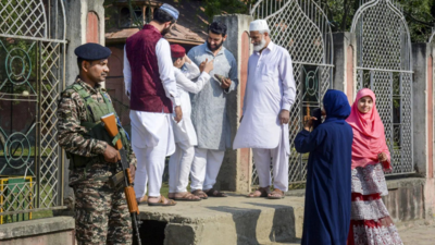 Srinagar’s Jamia Masjid locked on Eid, Mirwaiz detained | India News