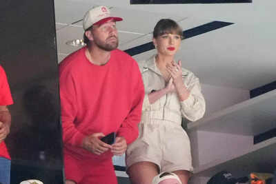 Taylor Swift flaunted a ,900 Chanel bag along with Tiffany & Co. jewellery and Prada while cozying up to Travis Kelce at the Stanley Cup Finals | NFL News