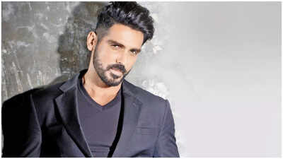 Zayed Khan recalls father Sanjay Khan’s near-fatal fire accident on Tipu Sultan set: ‘His skin was literally melting into the sheets’ | Hindi Movie News