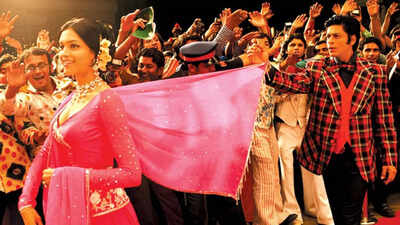 Banarasi to Chikankari: 5 dupattas every Indian girl needs in her closet