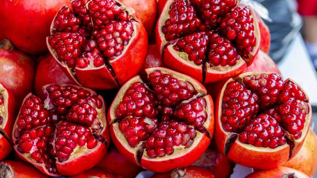 5 benefits of consuming one anaar (pomegranate) daily