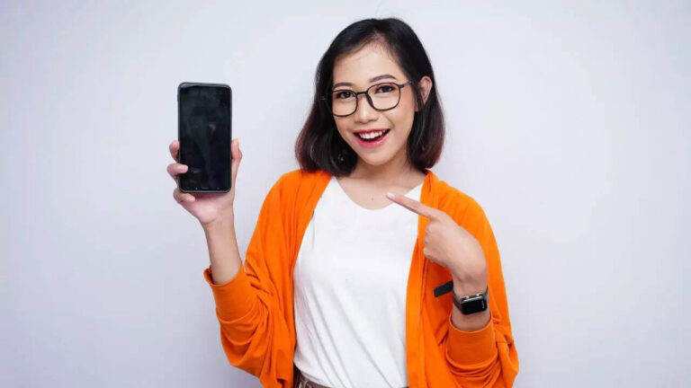 How you hold your phone reveals THIS about you