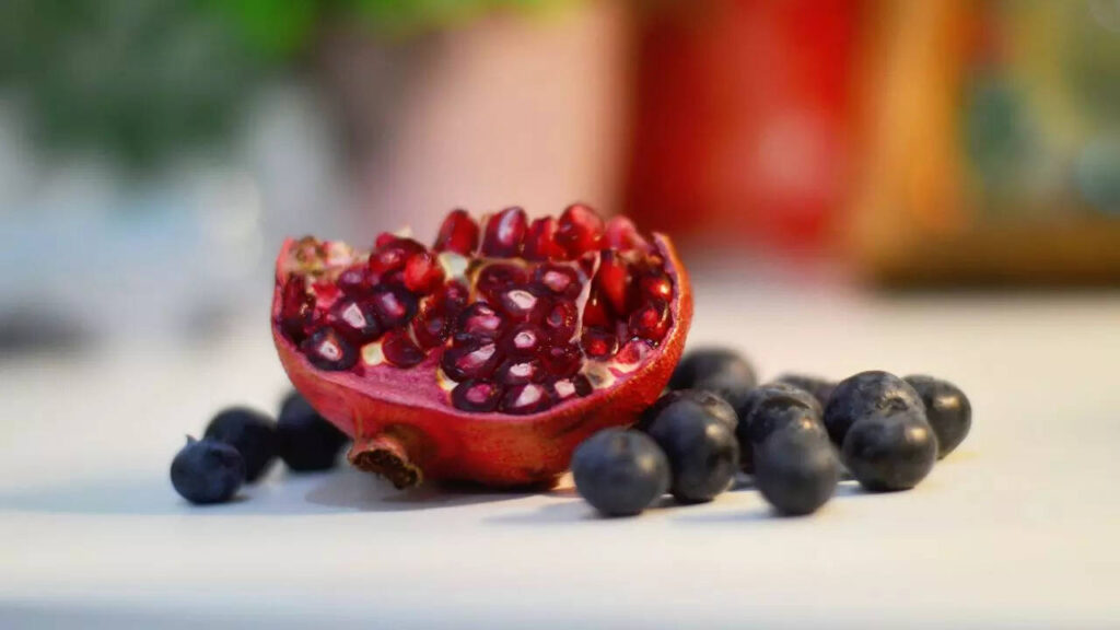 Anaar (pomegranate) vs Blueberry: Which is healthier?