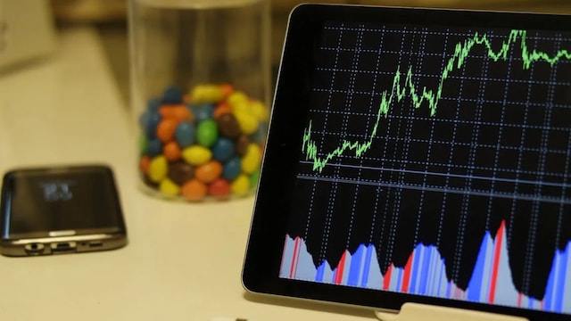 Top stock picks | Apollo Hospitals, Max Healthcare, SAIL, SRF, Bajaj Finserv, Infosys on the radar