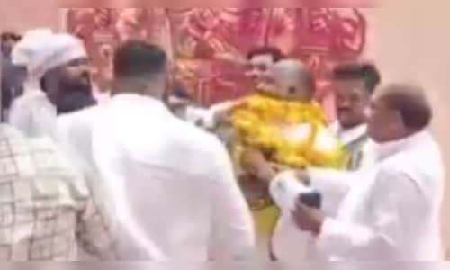 Watch| Party worker garlands, slaps SSP chief Mahendra Rajbhar multiple times in UP