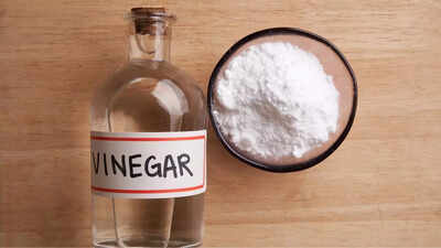Clean your homes easily with these 10 baking soda and vinegar tricks
