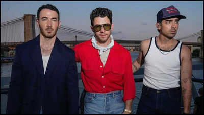 Nick Jonas shares BTS of the 4th of July celebration concert; poses with the brothers and Priyanka Chopra – Deets Inside |