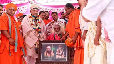 ‘In days to come… ‘: Lingayat seer backs DK Shivakumar for Karnataka CM post; reminds Congress of pre-poll deal | India News