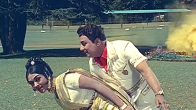 When over 10,000 people gathered to see MGR- Saroja Devi film shooting in Ooty | Chennai News