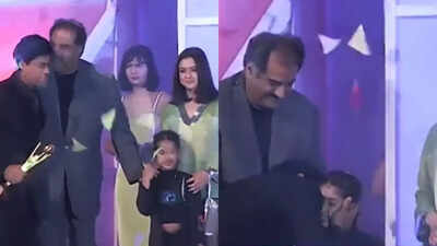 Old clip of Shah Rukh Khan kissing Janhvi Kapoor at an award show goes viral | Hindi Movie News