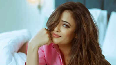 5 style lessons to learn from age-defying actress Shweta Tiwari