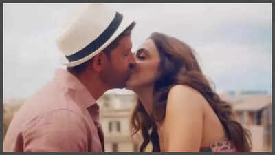 War 2 kiss between Hrithik Roshan and Kiara Advani triggers age gap debate; fans say, ‘There is literally 18-year age gap…’ |