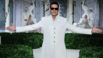 Akshay Kumar returns to the ramp like a true Maharaja