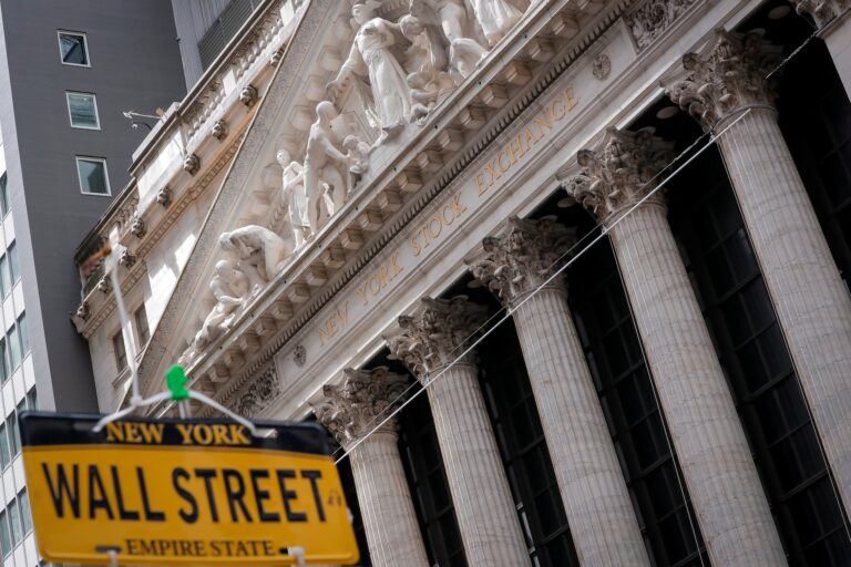 Stock futures slip as record-breaking quarter gives way to fiscal uncertainty