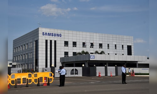 Samsung chip profit tumbles while investors seek bottom